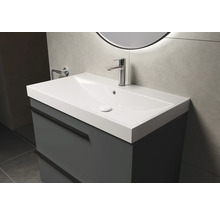Waschtisch mit Unterschrank und Armatur im Badezimmer