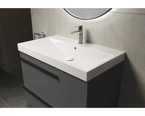 Waschtisch mit Unterschrank und Armatur im Badezimmer