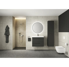 Modernes Badezimmer mit Dusche, Waschtisch mit Spiegel, Hochschrank und Toilette.