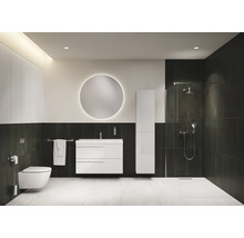 Modernes Badezimmer mit Toilette, Waschtisch, Spiegel und Dusche.