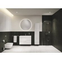 Modernes Badezimmer mit Toilette, Waschbecken, Spiegel und Dusche