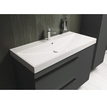 Waschtisch mit Unterschrank, Armatur und Seifenspender im Badezimmer