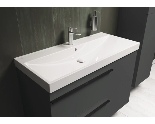 Waschtisch mit Unterschrank, Armatur und Seifenspender im Badezimmer