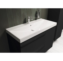 Waschtisch mit Armatur und Seifenspender im Badezimmer