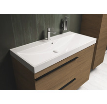 Waschtisch mit Unterschrank und Armatur im Badezimmer