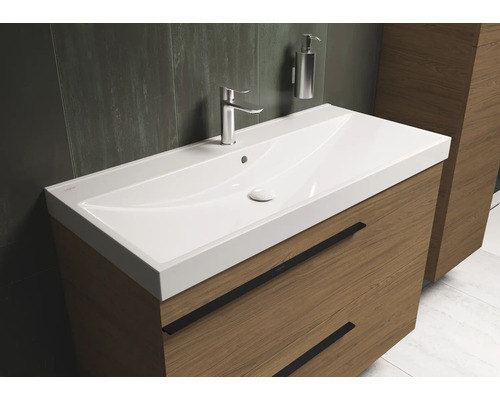 Waschtisch mit Unterschrank und Armatur im Badezimmer