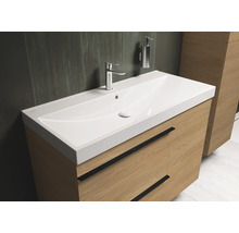 Waschtischunterschrank mit Waschbecken und Armatur im Badezimmer