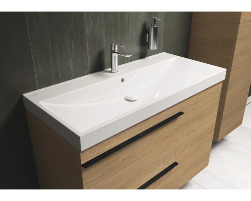 Waschtischunterschrank mit Waschbecken und Armatur im Badezimmer