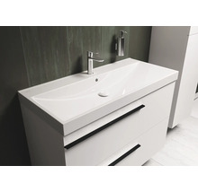 Weißer Waschtisch mit zwei Schubladen, Armatur und Seifenspender