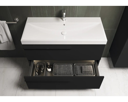 Waschtisch mit Unterschrank und geöffneter Schublade im Badezimmer