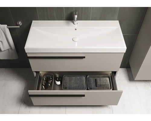 Waschtischunterschrank mit geöffneter Schublade im Badezimmer