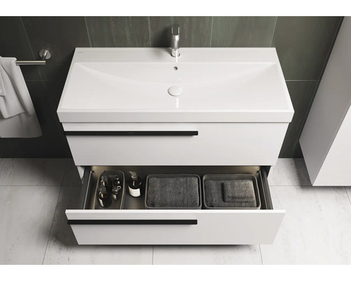 Waschtischunterschrank mit offenem Auszug im Badezimmer