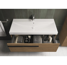 Waschtischunterschrank mit offenem Schubfach, ausgestattet mit Handtüchern und Badutensilien.