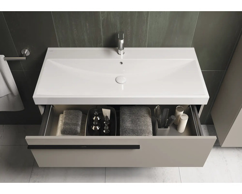 Waschbeckenunterschrank mit offenem Schubfach und diversen Badutensilien