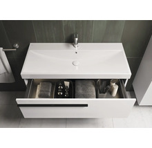 Waschtisch mit offenem Schubfach, Handtüchern und Kosmetikartikeln im Badezimmer