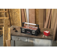 Pattfield Werkzeugkoffer mit verschiedenen Werkzeugen auf einer Werkbank