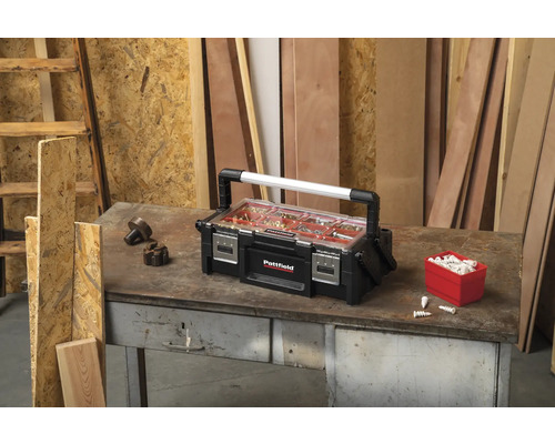 Pattfield Werkzeugkoffer mit verschiedenen Werkzeugen auf einer Werkbank