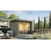 Modernes Gartenhaus mit Glasschiebetüren, Terrasse mit Gartenmöbeln und Feuerstelle