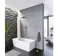 Badezimmer mit freistehender Badewanne, Regendusche und Steinwand