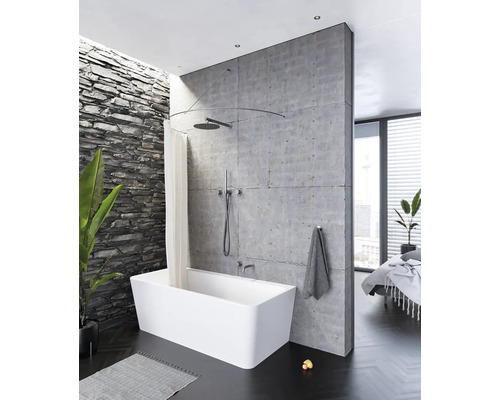 Badezimmer mit freistehender Badewanne, Regendusche und Steinwand