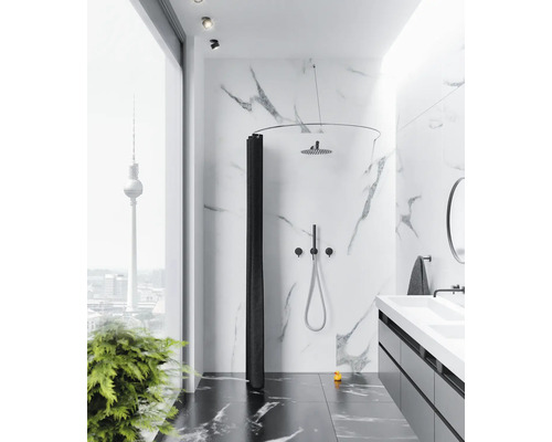 Modernes Badezimmer mit Duschabtrennung, Waschbecken und Fernsehturm im Hintergrund