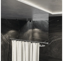 Badezimmer mit Duschvorhang, Duschkopf und Deckenspots