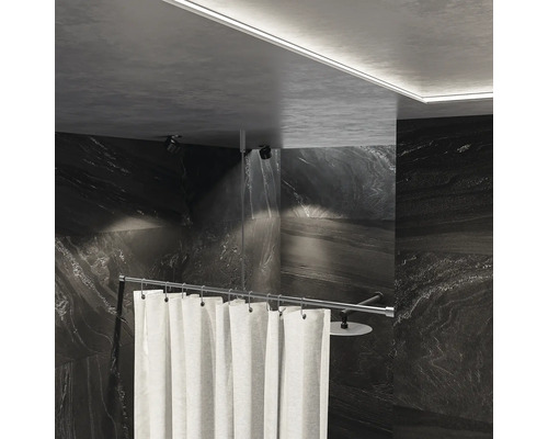 Badezimmer mit Duschvorhang, Duschkopf und Deckenspots