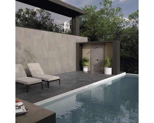 Außenbereich mit Pool, Liegestühlen, Außendusche und Fliesenwand