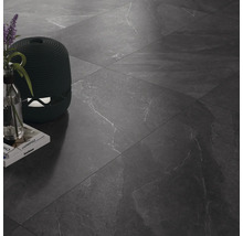 Fliesenboden mit Dekorationsgegenständen und Büchern.