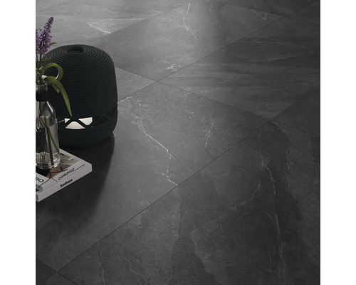 Fliesenboden mit Dekorationsgegenständen und Büchern.