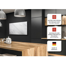 Wohnraum mit Natursteinheizung, Küchentisch und Deckenleuchten