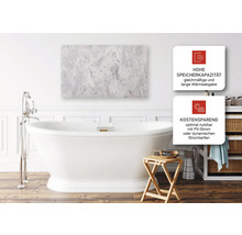 Badezimmer mit freistehender Badewanne, Holzfußboden und Heizpaneel an der Wand