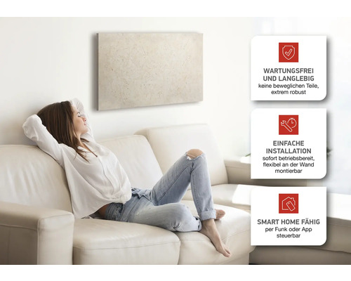 Frau entspannt auf Sofa unter Infrarotheizung mit Hinweisen zu Wartungsfreiheit, einfacher Installation und Smart Home Fähigkeit