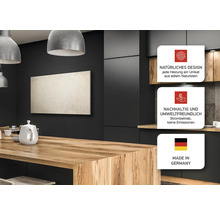 Innenraum mit Natursteinheizung, Holztisch und Küchenelementen