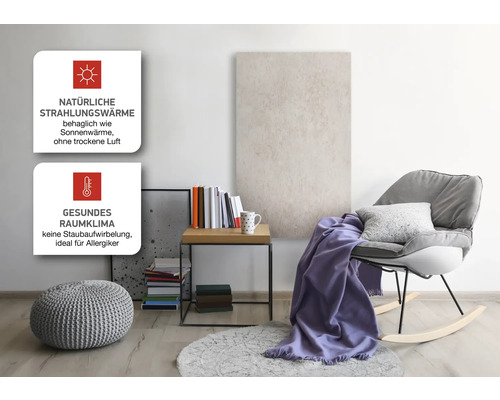 Wohnraum mit Sessel, Tisch und Dekoration