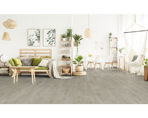 Heller Wohnraum mit Holzboden, Sofa, Tisch und Hängekorb