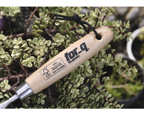 Gartengerät mit Holzgriff und for_q Logo