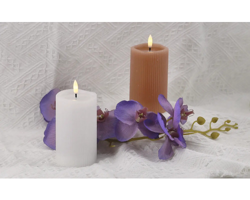 Zwei dekorative LED Kerzen mit lila Orchideen