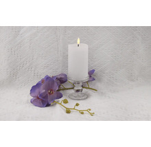 Dekorative LED Kerze auf Glasleuchter mit künstlichen Blumen