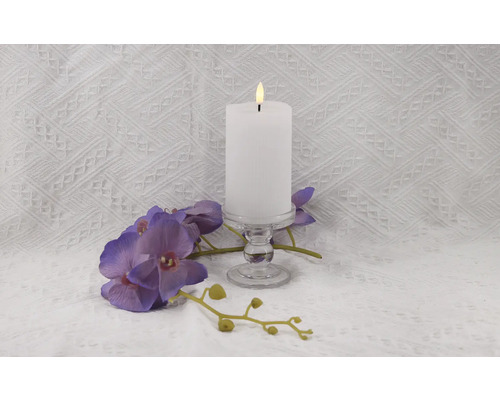 Dekorative LED Kerze auf Glasleuchter mit künstlichen Blumen