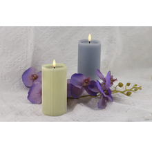 Dekorative LED-Kerzen mit vertikalen Rillen und Orchideenblüten