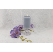 Dekorative LED-Kerze auf Glasständer mit lila Orchideenblüten