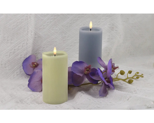 Zwei LED-Kerzen mit Orchideenblüten