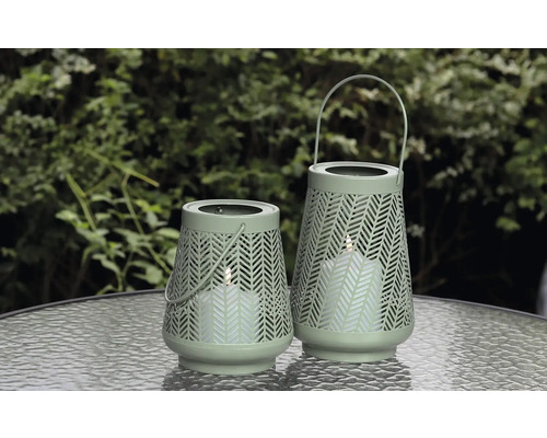 Zwei dekorative Windlichter mit LED Kerzen auf einem Tisch