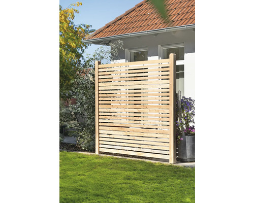 Holzsichtschutzzaun im Garten vor einem Haus