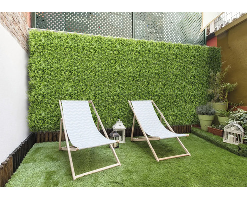 Garten mit Kunstrasen, Sichtschutzwand und zwei Liegestühlen