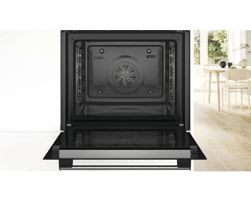 Innenansicht eines Ofens mit geöffneter Tür