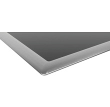 Detailansicht einer Glaskeramikkochfläche mit Edelstahlrahmen