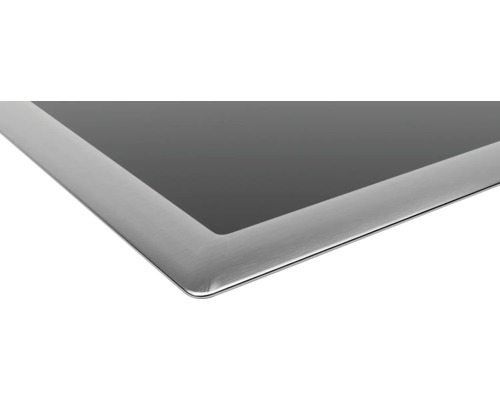 Detailansicht einer Glaskeramikkochfläche mit Edelstahlrahmen