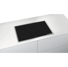 Schwarzes Kochfeld mit fünf Kochzonen auf einer Küchentheke